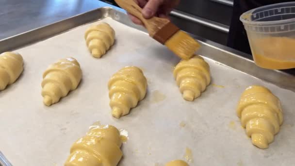 Una Pintura Baker Lavado Huevos Los Croissants Que Hornearán Café — Vídeo de stock
