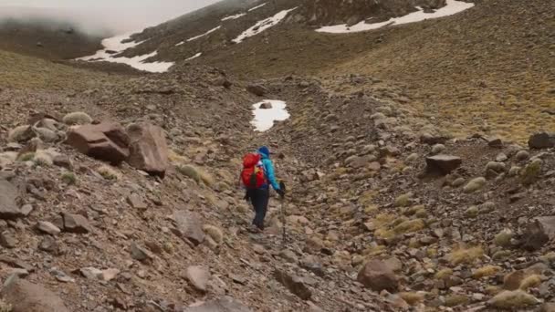 Tourist Picks Trash Plastic Bottle National Park High Atlas Mountains — Αρχείο Βίντεο