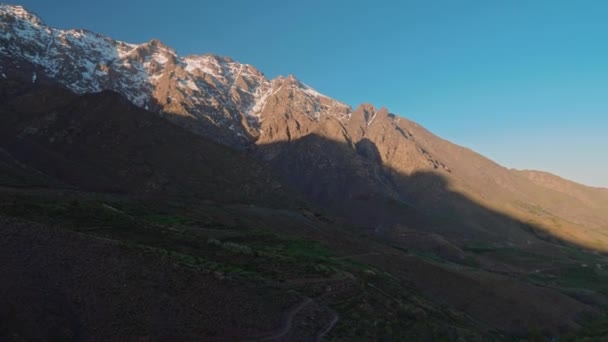 Revealing Fertile Valley Surrounded High Atlas Mountain Peaks Covered Snow — Vídeo de stock