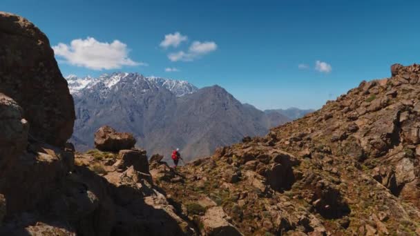 Tourist Backpacker Hiking High Atlas Toubkal Massif Distance — Video