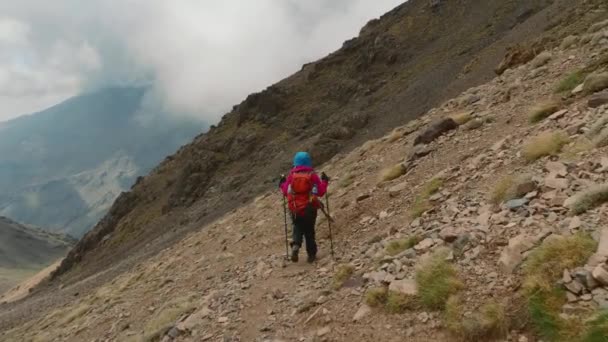 Tourist Backpacker Hiking High Atlas Mountains Morocco Tracking — Stok video