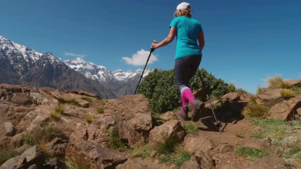 Tourist Girl Walks Mountain Ridge High Atlas See Toubkal Massif — 비디오