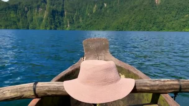 Footage Single Hat Wooden Boat While Move People Blue Lake — Stockvideo