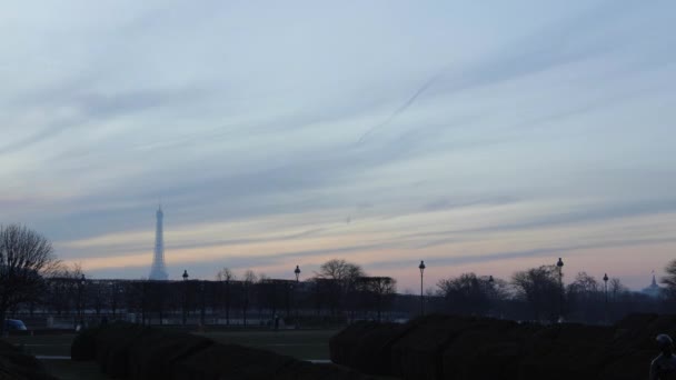 Time Lapse Eiffel Tower Paris France Sunset Silhouette Getting Dark — Vídeo de stock