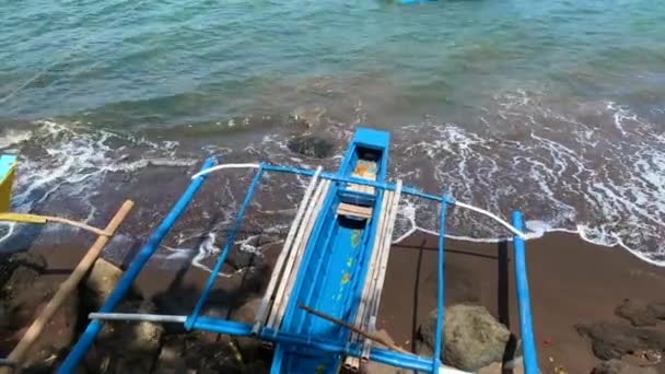 Seconds Footage Boat While Ocean Waves Splashing Shore — Stockvideo