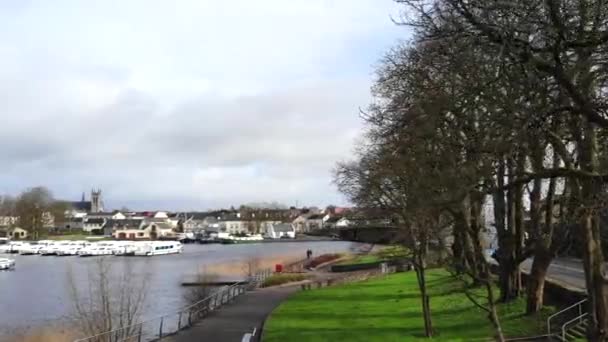 Aerial Lakeside View Small Town Nearby Residential Area Park Sidewalk — Stockvideo