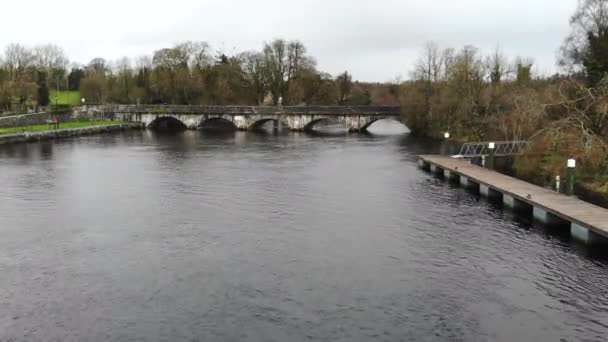 Aerial River Bridge Road Car Passing Small Town Jamestown Ireland — Αρχείο Βίντεο