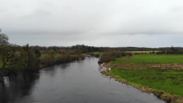 Aerial River Bridge Road Car Passing Small Town Jamestown Ireland — Αρχείο Βίντεο