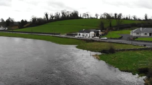 Aerial Lake Cafe Nearby Main Road Car Parks Roadside — Stockvideo