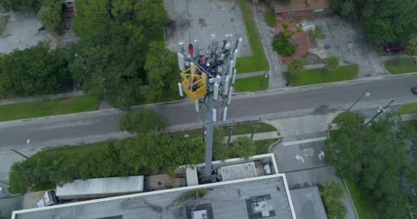 Aerial Video Tower Workers Cellular Tower — ストック動画