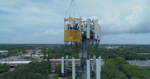 Aerial Video Telecommunications Tower Being Serviced Technicians — Vídeo de Stock