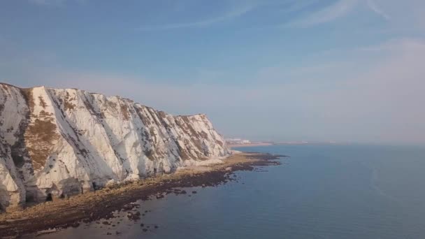 Drone Flies Low Away White Cliffs Dover Beautiful Turquoise Sea — Vídeo de Stock