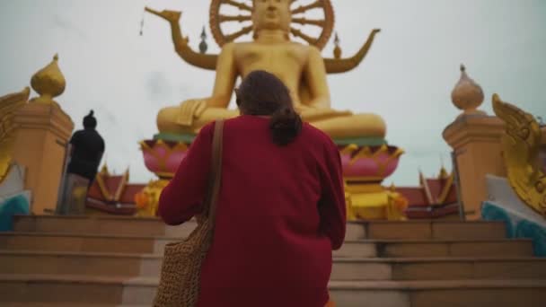 Girl Walking Steps Golden Big Buddha Statue Temple Koh Samui — Vídeos de Stock