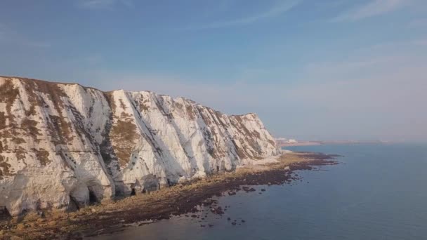 Drone Flies Low White Cliffs Dover Beautiful Turquoise Sea Foreground — 비디오