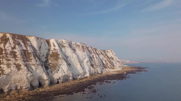 Drone Flies Low White Cliffs Dover Camera Panning Right Beautiful — Wideo stockowe