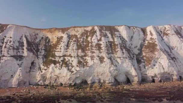 Беспилотник Летит Низко Белых Скал Дувра Показывая Красивое Бирюзовое Море — стоковое видео