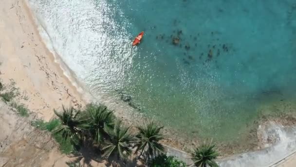 Aerial Coral Bay Beach View Red Kayak People Swimming — Vídeo de Stock