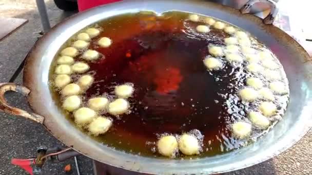 Fish Paste Turn Ball Called Fish Balls Fried Heavily Oiled — Stok video