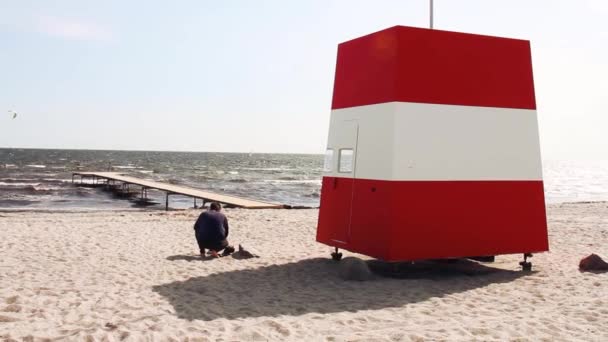 Man Sitting Beach Filming Ocean — Αρχείο Βίντεο