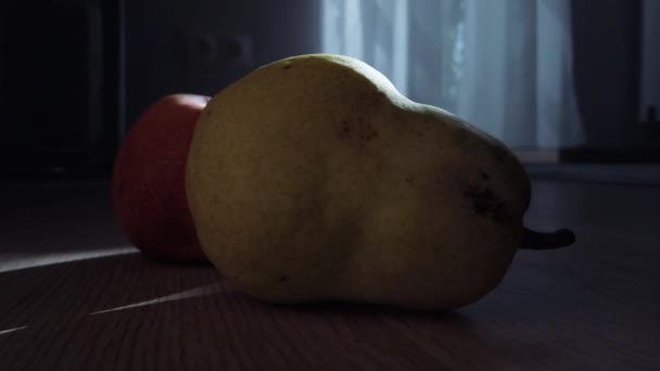 Ένα Μήλο Και Ένα Αχλάδι Στο Ηλιοβασίλεμα Κυκλική Κίνηση Κουκλίτσας — Αρχείο Βίντεο