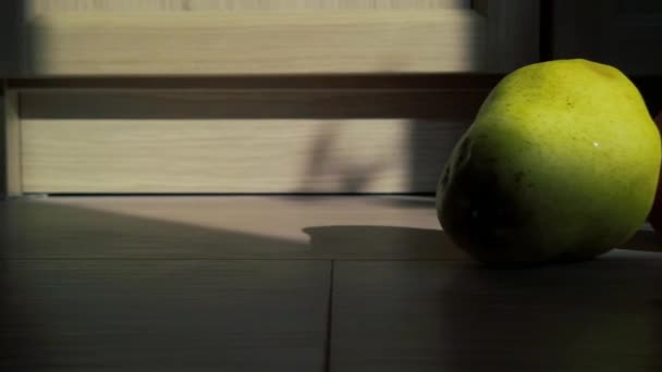Ένα Μήλο Και Ένα Αχλάδι Στο Ηλιοβασίλεμα Κίνηση Κουκλίτσας — Αρχείο Βίντεο