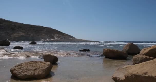 Erosion Prevention Gozo Beach Boulders Salt Flats Pans Zebbug Gozo — Stockvideo