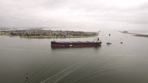 Drone Footage Newcastle Harbour Ship Getting Transported — Wideo stockowe