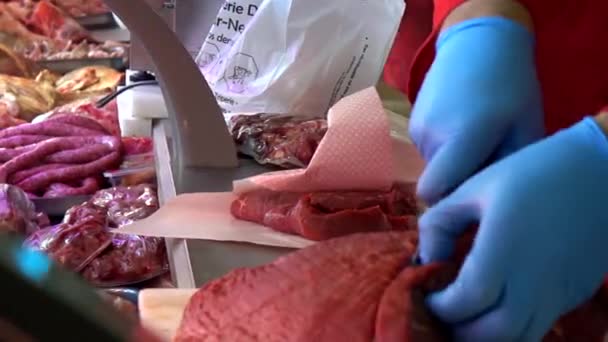 Butcher Cutting Raw Beef Meat Pieces Slices Using Big Knife — 图库视频影像