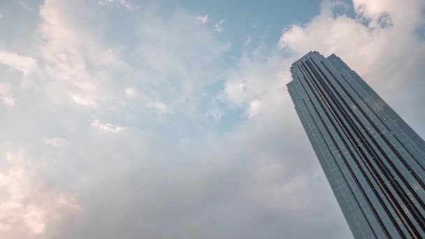 Time Lapse Cloudy Sky Tall Building Houston Texas Video Filmed — Wideo stockowe