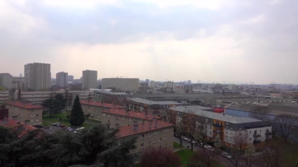 Small Town London Overlooking Panning Left Residential Housing Trees Traffic — Video Stock