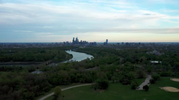 Aerial Drone Far Away View Philadelphia City Skyline Belmont Plateau — ストック動画