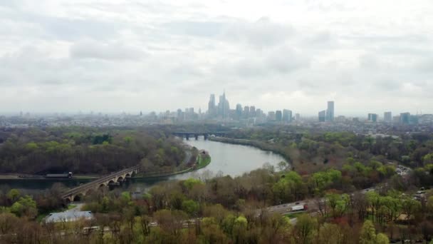 Aerial Drone Rising View Philadelphia City Skyline Schuylkill River Highway — 图库视频影像