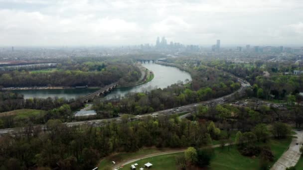 Aerial Drone Flying Forward View Philadelphia City Skyline Schuylkill River — ストック動画