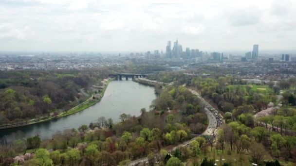 Aerial Drone Pan Left Philadelphia City Skyline Schuylkill River Highway — 비디오