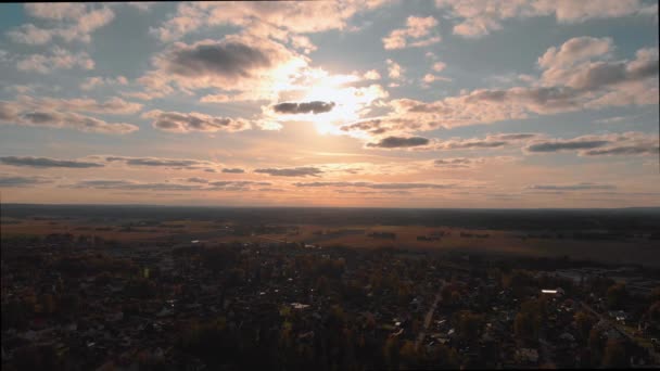 Εναέρια Πλάνα Των Drone Που Πετούν Προς Ηλιοβασίλεμα — Αρχείο Βίντεο