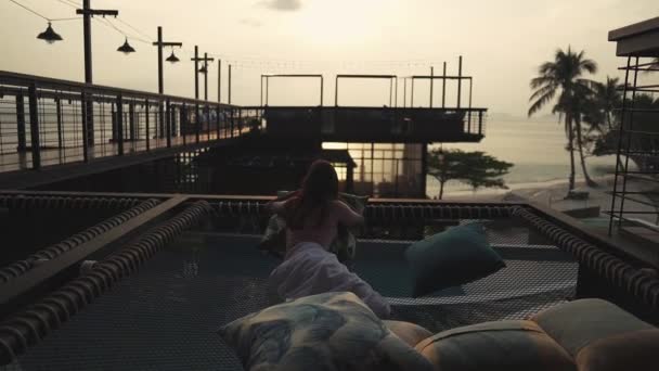 Κορίτσι Chill Απολαύσετε Ξαπλώσει Καθαρή Αιώρα Ενάντια Θέα Ηλιοβασίλεμα — Αρχείο Βίντεο