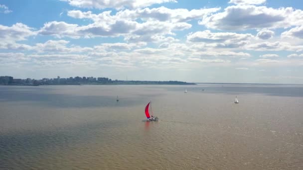 Drone Shot Sailing Red Boat Wind River City — Vídeo de stock