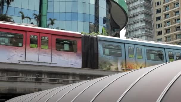 Lrt Commuter Passing Railway Buildings Kuala Lumpur Malaysia — Stock videók