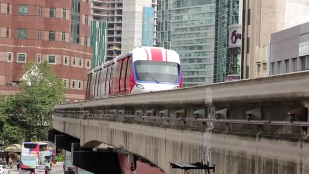 Lrt Commuter Проходящий Железной Дороге Над Улицами Куала Лумпуре Малайзия — стоковое видео