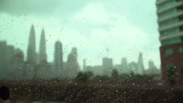 Куала Лумпур Cityscape Показаны Изнутри Метро Дождь Снаружи Капли Дождя — стоковое видео