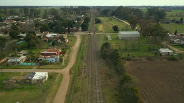 Воздушный Медленно Движется Вперед Железнодорожным Путям Послеобеденный Сельский Город Сельская — стоковое видео