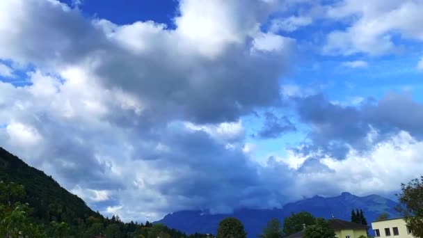 Footage Twirling Heavy Clouds Mountain Residential Houses Foreground — Vídeo de Stock