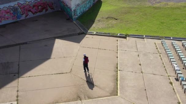 Man Playing Fronton Tennis Graffitied Wall Public Park Modern Urban — Stock Video