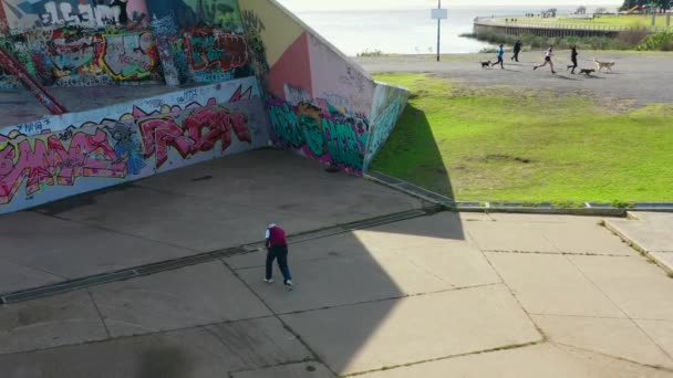 Man Playing Fronton Tennis Graffitied Wall Public Park Modern Urban — Stockvideo