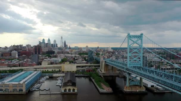 Aerial Drone Flying Delaware River Show Ben Franklin Bridge Philadelphia — ストック動画