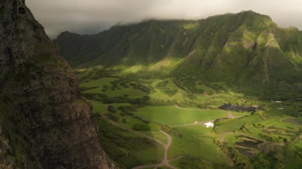 Drone Aerial Cliffside Reveal Kualoa Ranch Oahu Hawaii — 图库视频影像