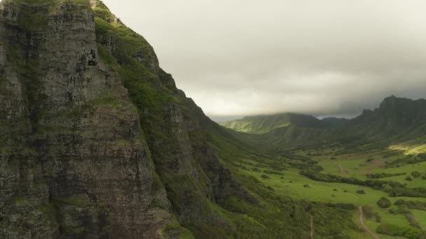 Drone Aerial Cliffside Push Kualoa Ranch Oahu Hawaii — Video Stock