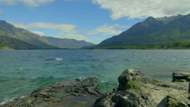 Τυρκουάζ Τραχιά Νερά Μια Μέρα Θυελλώδη Λίμνη Emerald Epuyen Παταγονία — Αρχείο Βίντεο