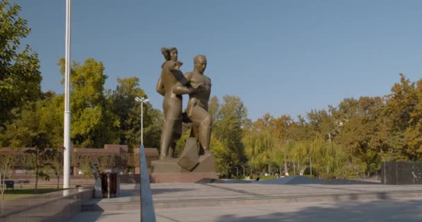 Monument Courage Tashkent Uzbekistan Dedicated Strongest Earthquake 1966 Static Shot — Vídeos de Stock