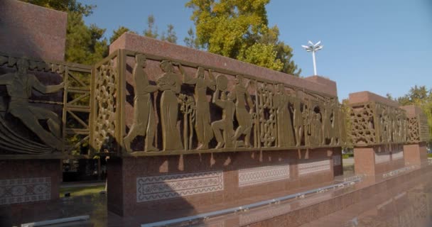 Monument Courage Tashkent Uzbekistan Dedicated Strongest Earthquake 1966 Moving Shot — стоковое видео